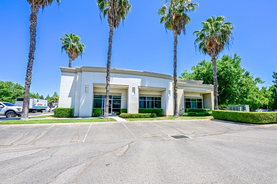 7055 N Chestnut Ave, Fresno, CA for sale - Building Photo - Image 1 of 20