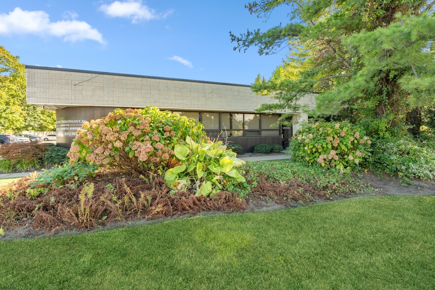 510 Montauk Hwy, West Islip, NY for lease - Building Photo - Image 1 of 17