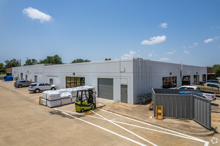 1805 Royal Ln, Dallas, TX for lease - Building Photo - Image 2 of 6