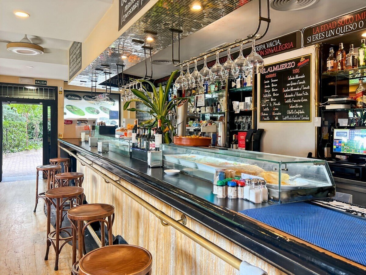 Madrid, MAD 28027 - Unit 01 - - Interior Photo - Image 1 of 17