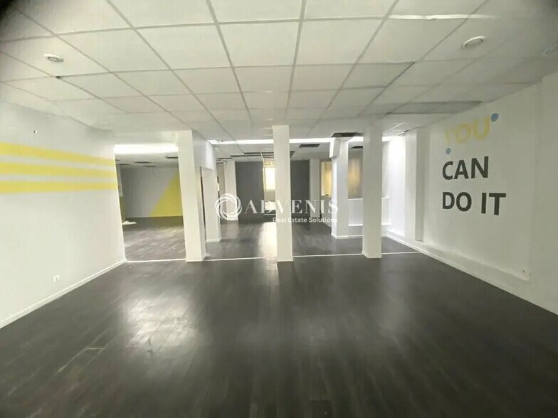 Retail in Malakoff for lease - Interior Photo - Image 2 of 5