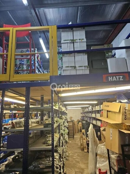 Retail in Lescar for lease - Interior Photo - Image 3 of 3