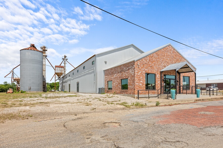 151 5th St st, Honey Grove, TX for sale - Primary Photo - Image 1 of 44