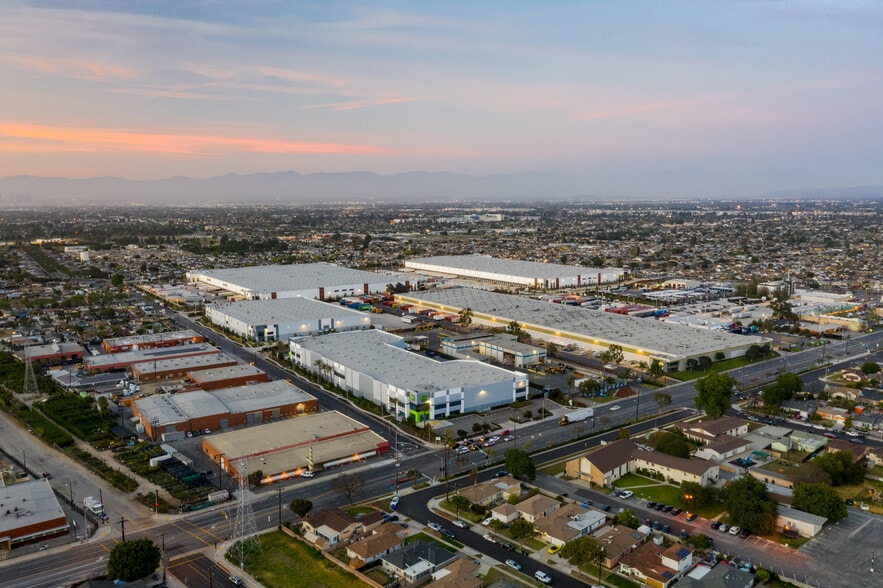 2517 W Rosecrans Ave, Los Angeles, CA for lease - Building Photo - Image 2 of 17