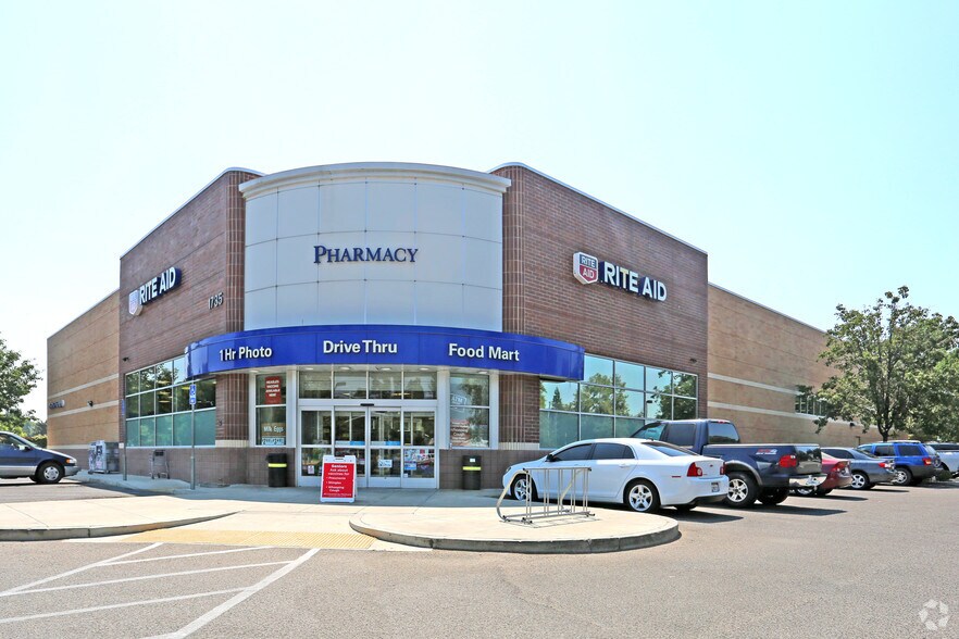 1735 E Walnut Ave, Visalia, CA for lease - Primary Photo - Image 2 of 30