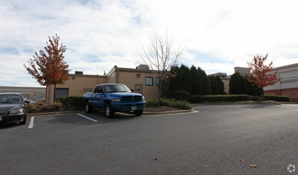 18304 Village Center Dr, Olney, MD for lease - Building Photo - Image 2 of 3