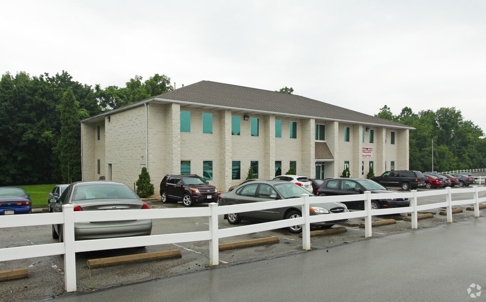 766 E Pittsburgh St, Greensburg, PA for lease - Primary Photo - Image 1 of 2