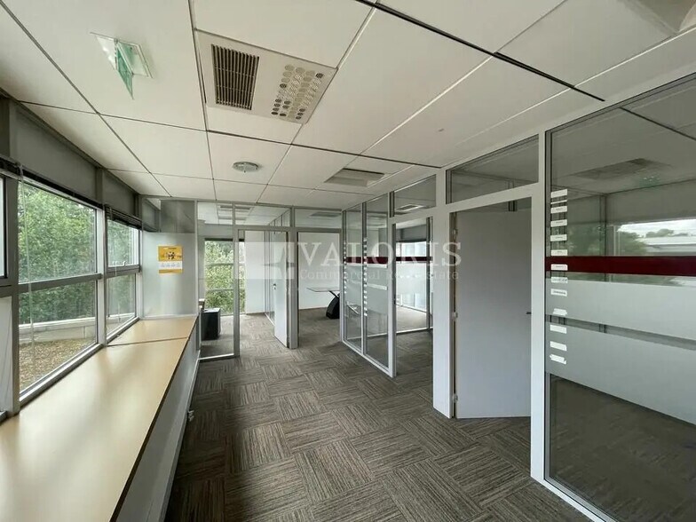 Office in Lyon for lease - Building Photo - Image 2 of 24