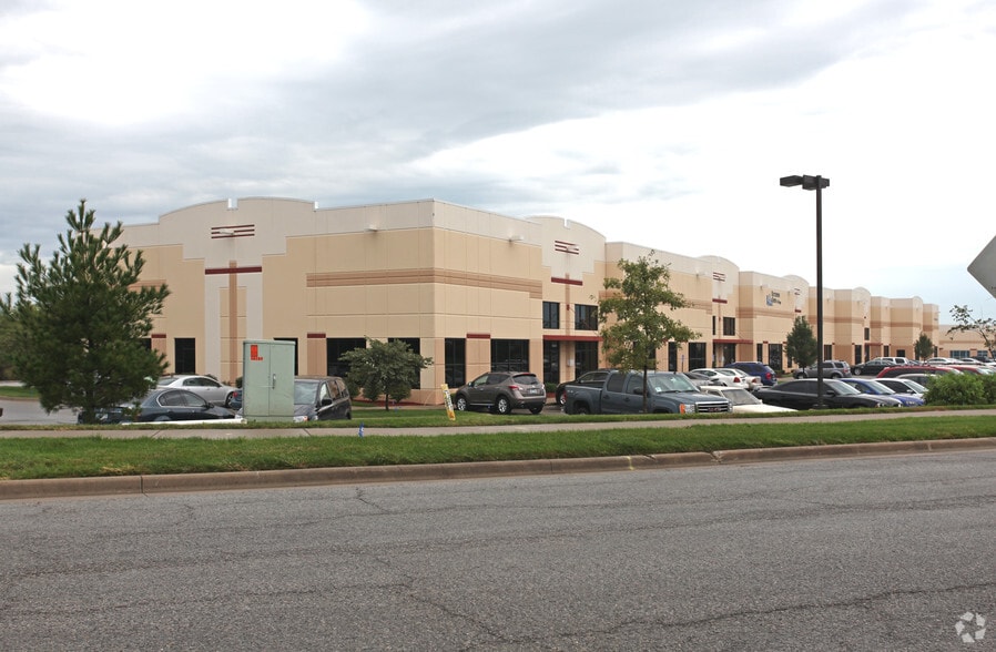 11001-11037 Strang Line Rd, Lenexa, KS for sale - Primary Photo - Image 1 of 1