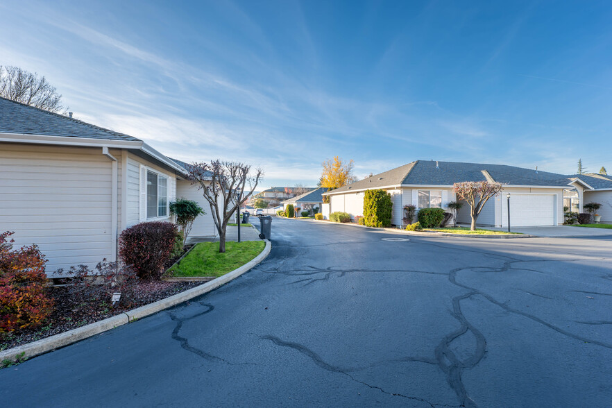 1221 Skeeters Ln, Medford, OR for sale - Building Photo - Image 2 of 4