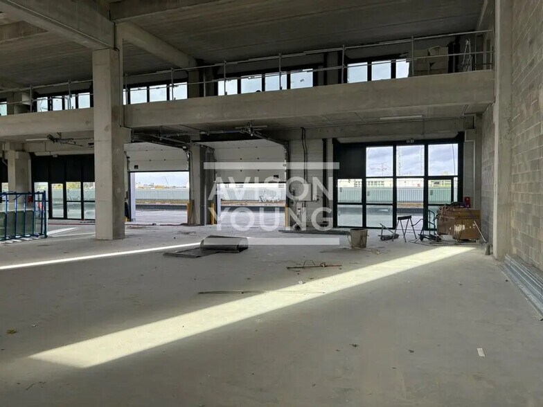 Flex in Bobigny for lease - Interior Photo - Image 1 of 8