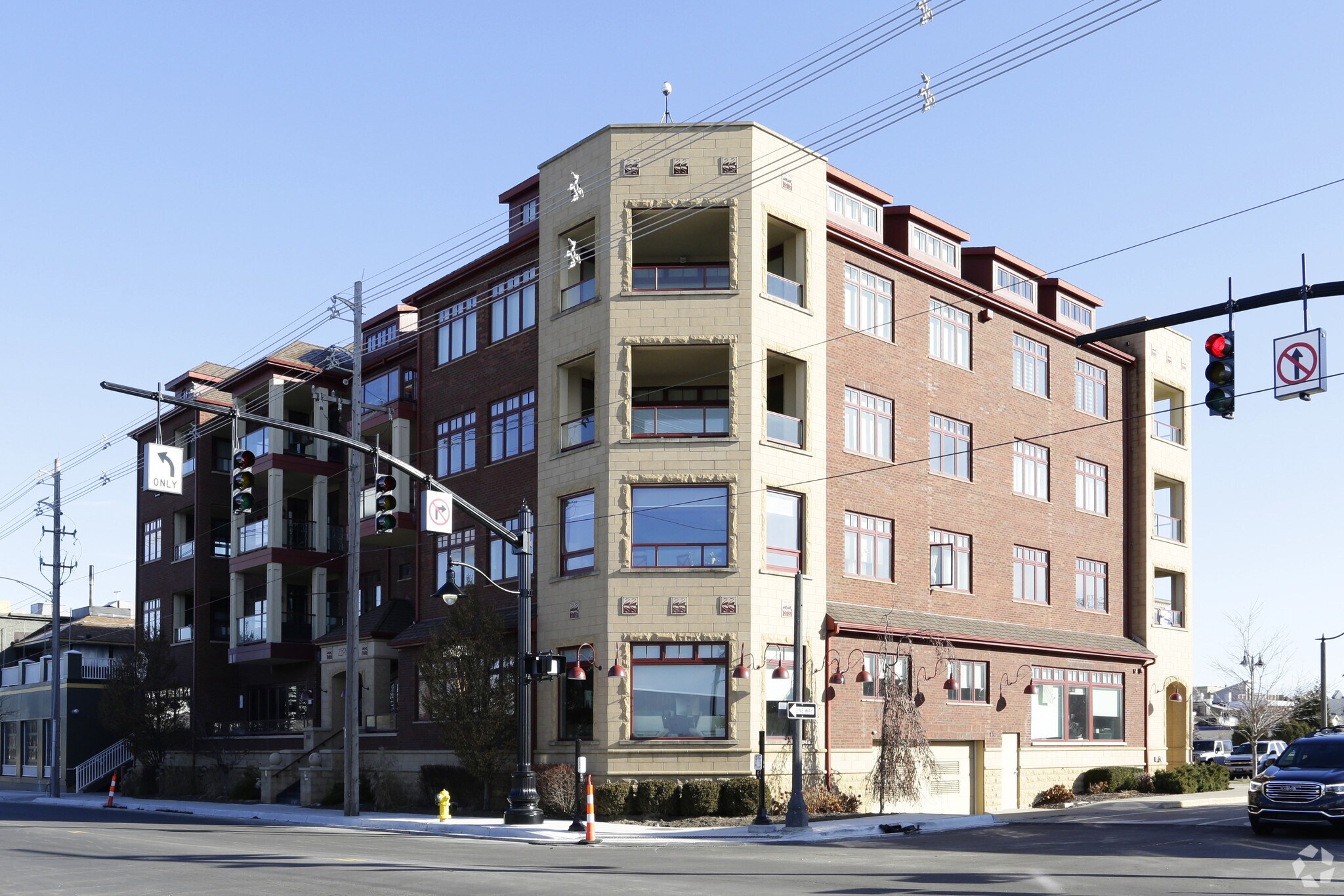 22 S Harbor Dr, Grand Haven, MI for sale Primary Photo- Image 1 of 1