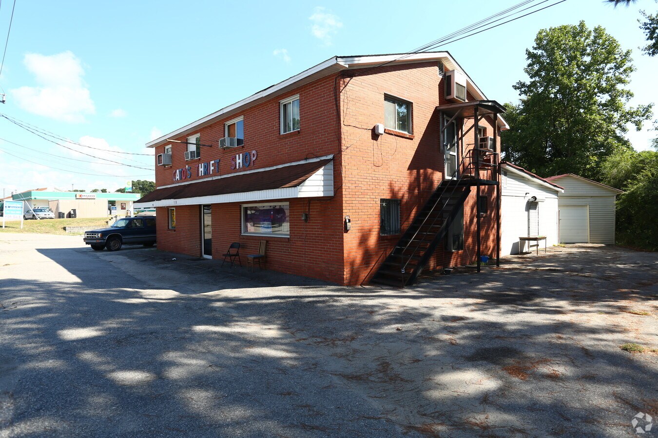 718 N Main St, Spring Lake, NC 28390