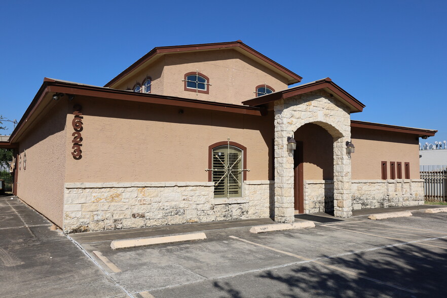 2623 Commercial Ave, San Antonio, TX for sale - Building Photo - Image 1 of 1