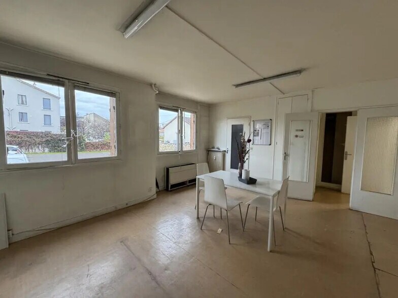 Office in Bezons for lease - Interior Photo - Image 1 of 9