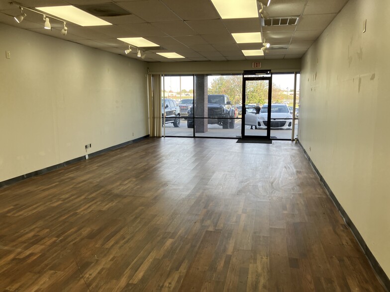 401-435 E 2nd Ave, Owasso, OK for lease - Interior Photo - Image 2 of 9