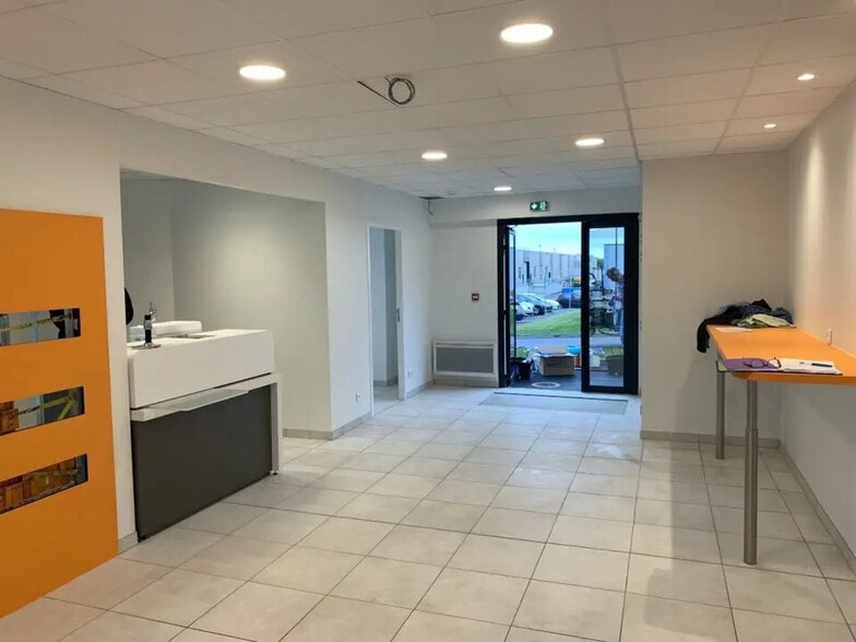 Office in Lanester for lease - Lobby - Image 2 of 4