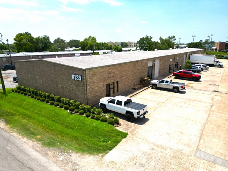 9135 Spring Branch Dr, Houston, TX for lease - Building Photo - Image 1 of 8