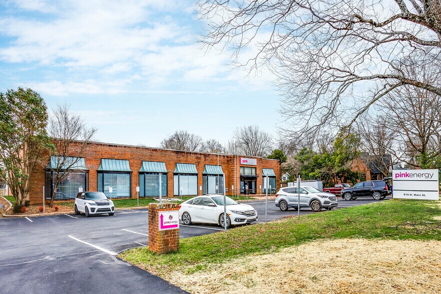 919 N Main St, Mooresville, NC 28115