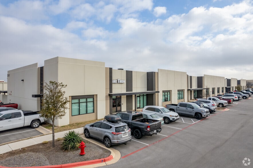 2301 Double Creek Dr, Round Rock, TX for lease - Primary Photo - Image 3 of 3