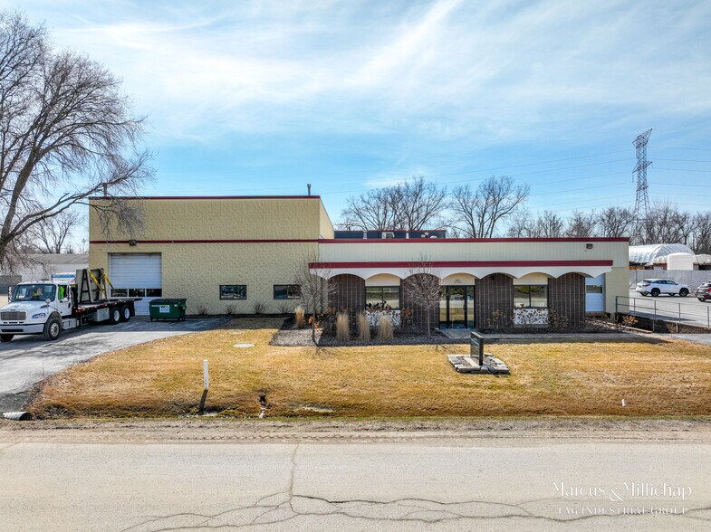 N59W14339 Bobolink Ave, Menomonee Falls, WI for sale - Building Photo - Image 1 of 8