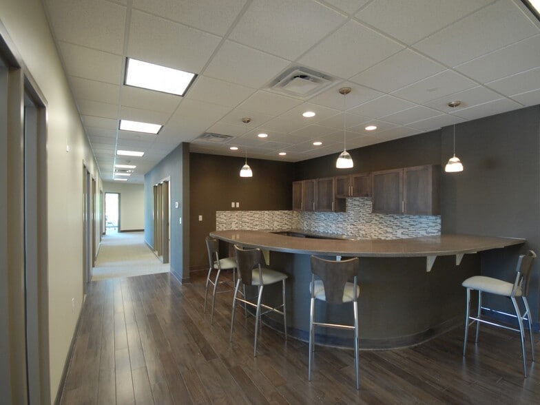 2255 Wealthy St SE, Grand Rapids, MI for lease - Interior Photo - Image 2 of 10