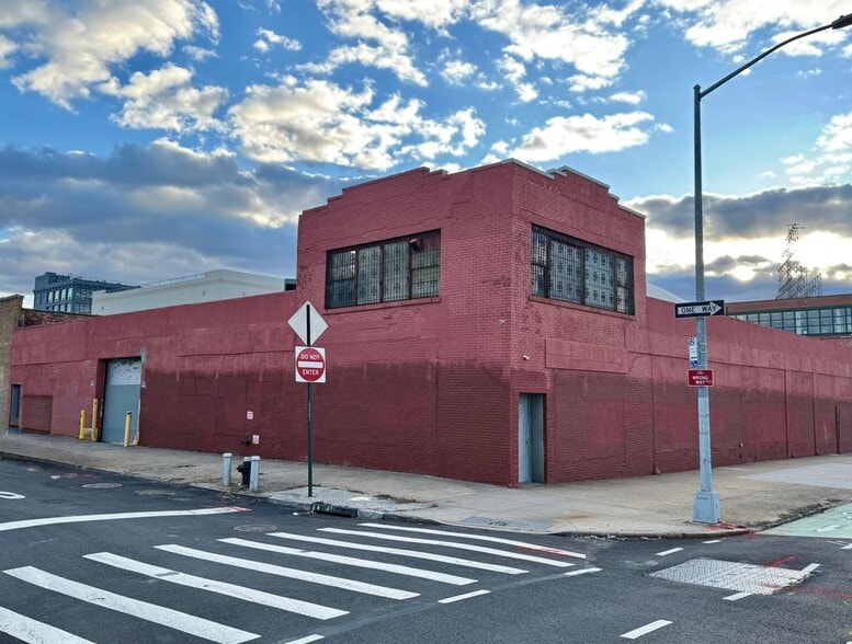 3240-40 43rd Ave, Long Island City, NY for lease - Building Photo - Image 2 of 5