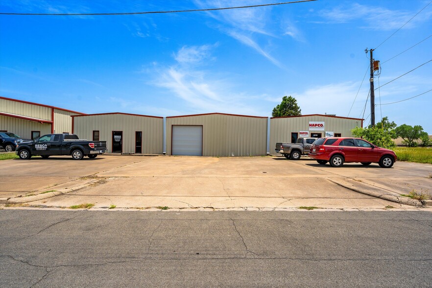 405 Milton, Hewitt, TX for sale - Building Photo - Image 2 of 2