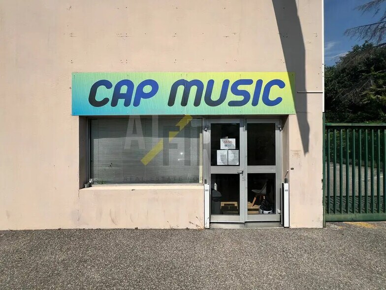 Office in Saint-Laurent-Du-Var for lease - Building Photo - Image 2 of 9