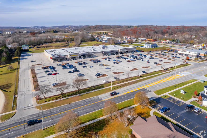 230 N 18th Ave, West Bend, WI for lease - Building Photo - Image 1 of 4