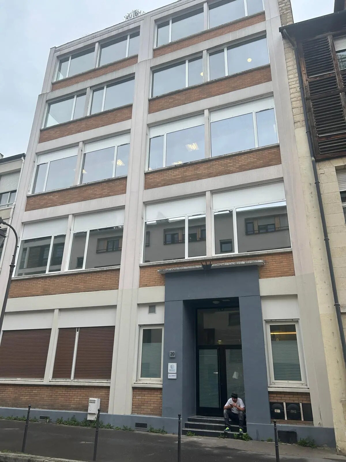 Office in Paris for lease Building Photo- Image 1 of 2