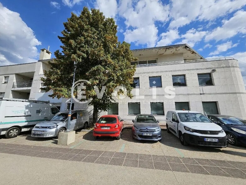 Flex in Sceaux for lease - Building Photo - Image 1 of 33