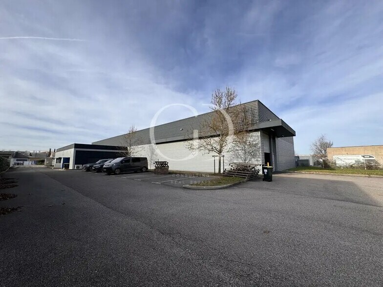 Flex in Meyzieu for sale - Building Photo - Image 2 of 6