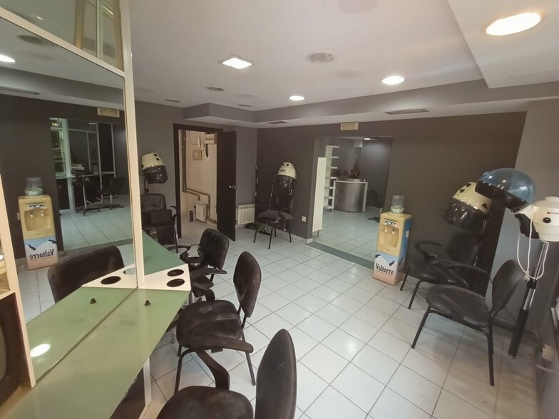 Retail in Cáceres, Cáceres for lease - Building Photo - Image 2 of 6