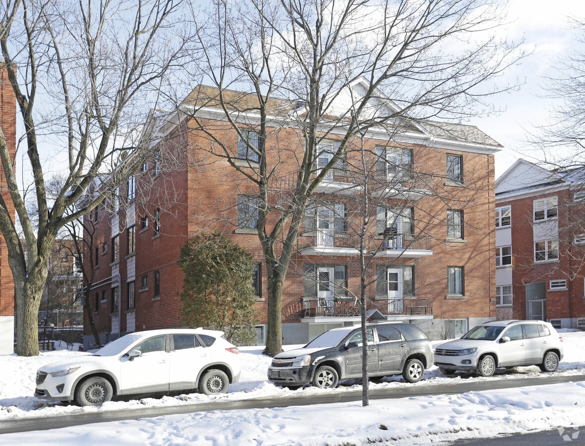 3090 Av Linton, Montréal, QC H3S 1S3