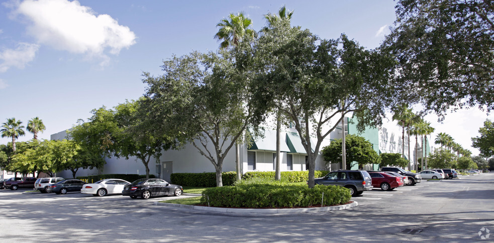 9905 NW 17th St, Miami, FL for lease - Primary Photo - Image 1 of 6