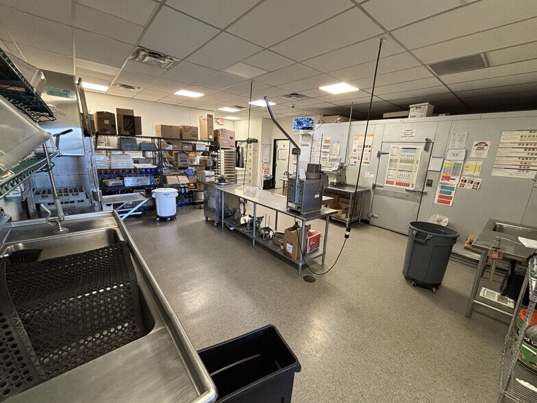 11705 SW Pacific Hwy, Tigard, OR for lease - Interior Photo - Image 3 of 7