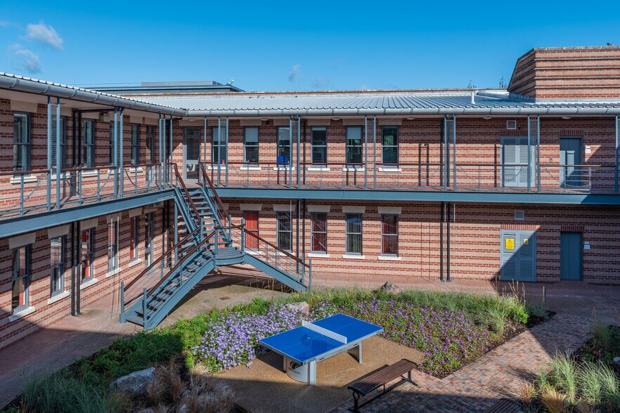 200-240 Park Ave, Almondsbury for lease - Building Photo - Image 3 of 7