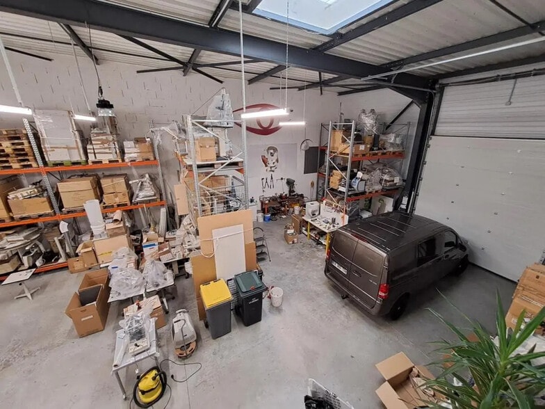 Flex in Saint-André-de-Corcy for lease - Interior Photo - Image 3 of 7