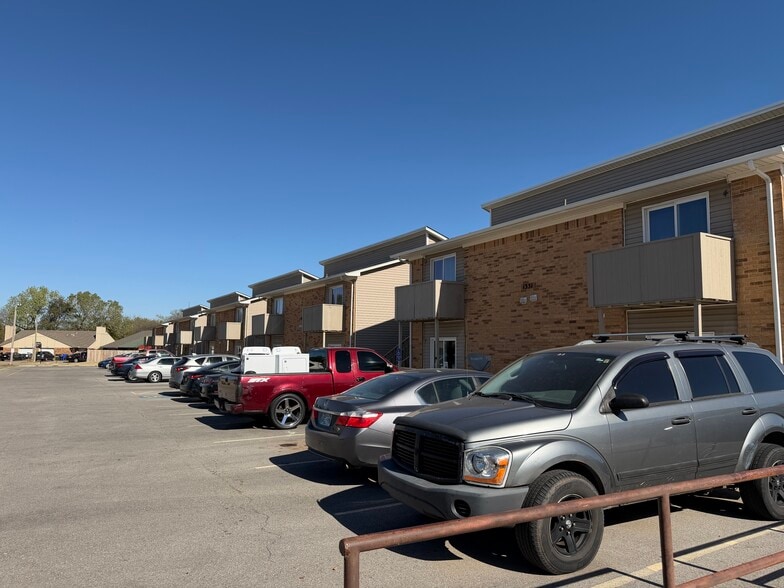 1311 Glen Oaks Ct, Norman, OK for sale - Building Photo - Image 2 of 43