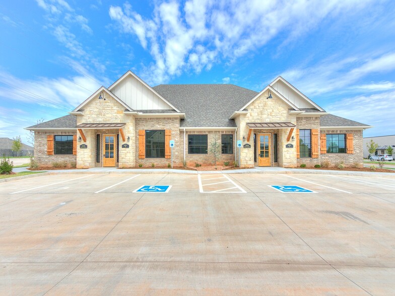 15201 Crown at Lone Oak Rd, Edmond, OK for lease - Building Photo - Image 1 of 12