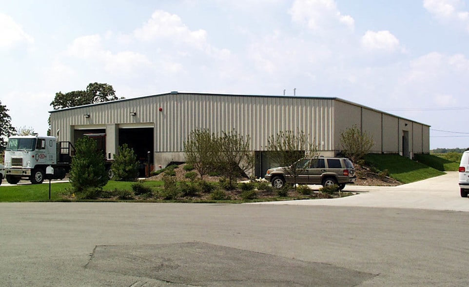 11 Duffy Ln, Sugar Grove, IL for sale - Primary Photo - Image 1 of 43