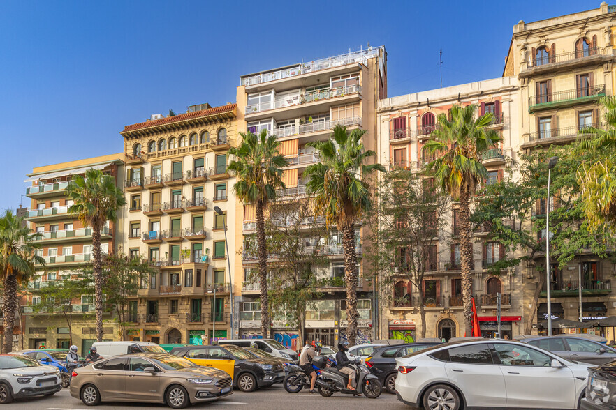 Retail in Barcelona, Barcelona for lease - Building Photo - Image 2 of 2