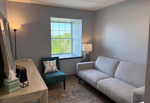 15421 Clayton Rd, Ballwin, MO for sale - Interior Photo - Image 3 of 8