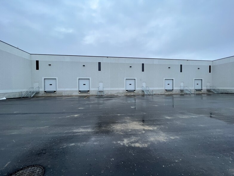 45 Eric T Smith Way, Aurora, ON for lease - Building Photo - Image 3 of 11
