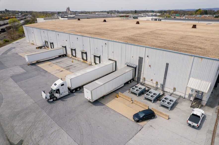 378 Freight St, Camp Hill, PA for lease - Building Photo - Image 1 of 3