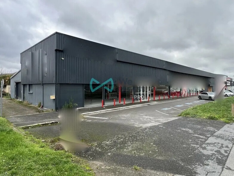 Retail in Reims for lease - Building Photo - Image 1 of 5