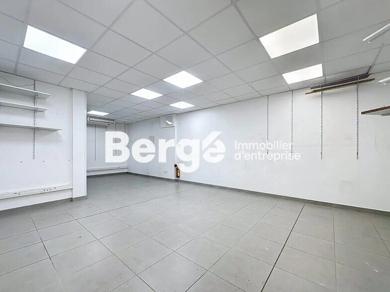 Retail in Antibes for lease - Interior Photo - Image 3 of 7