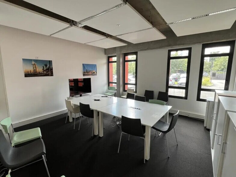 1 Rue Jacques Brel, Saint-Herblain for lease - Interior Photo - Image 2 of 8