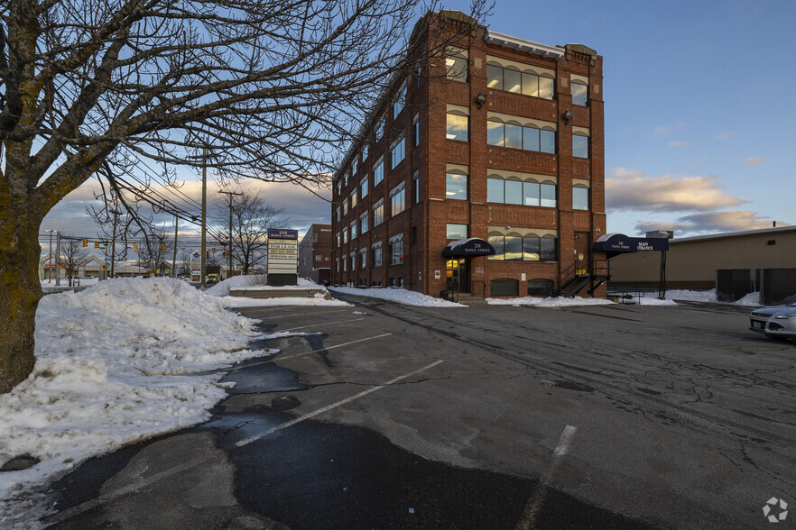 228 Maple St, Manchester, NH for lease - Primary Photo - Image 1 of 5